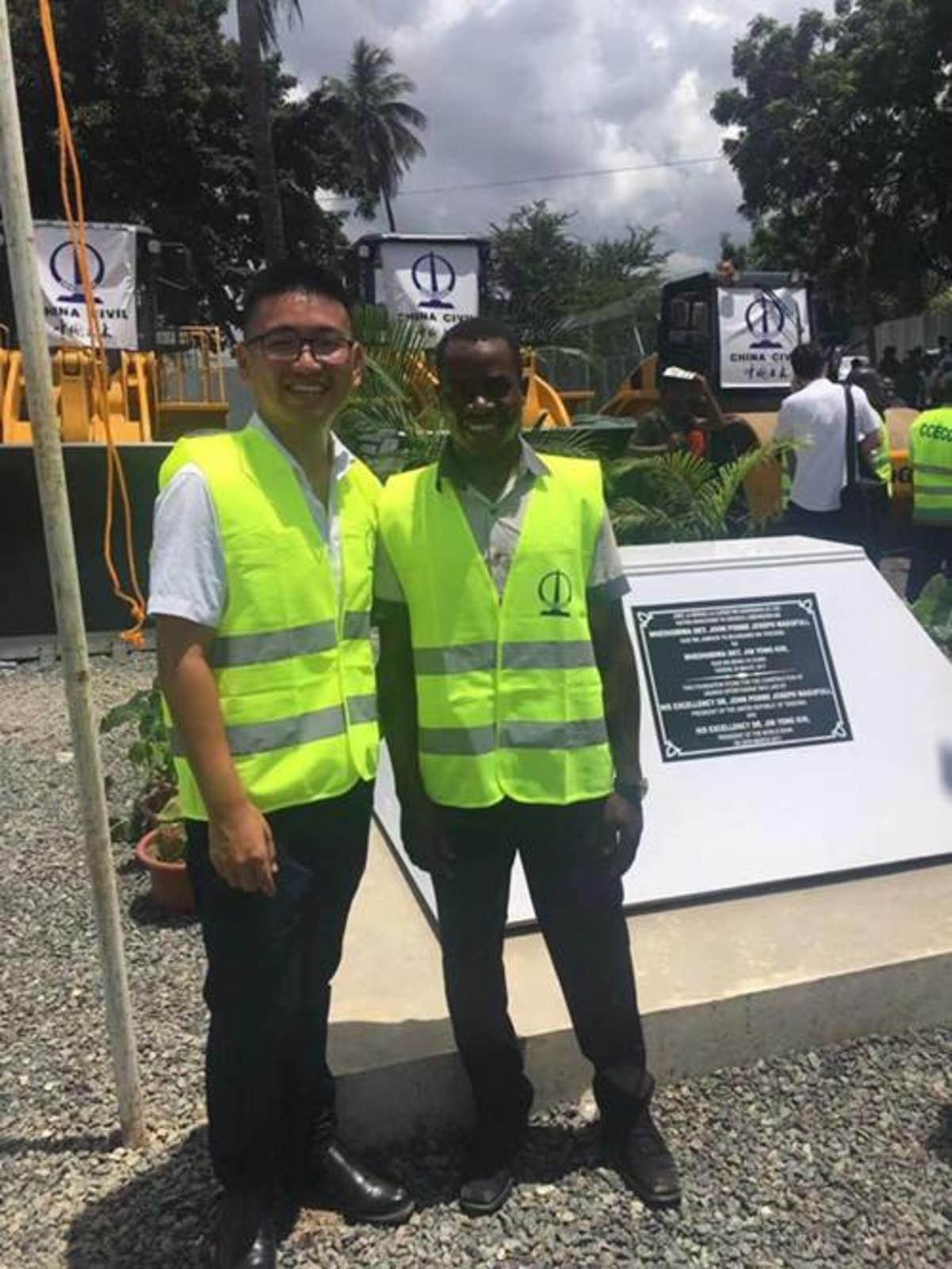 (筑梦丝路•唱响海外的青春之歌)在坦桑尼亚工作11年的90后王超:“一带一路”倡议给我们难得的成长机遇_fororder_2017年,王超在达累斯萨拉姆市乌本戈立交桥项目奠基仪式上同当地工人合影。