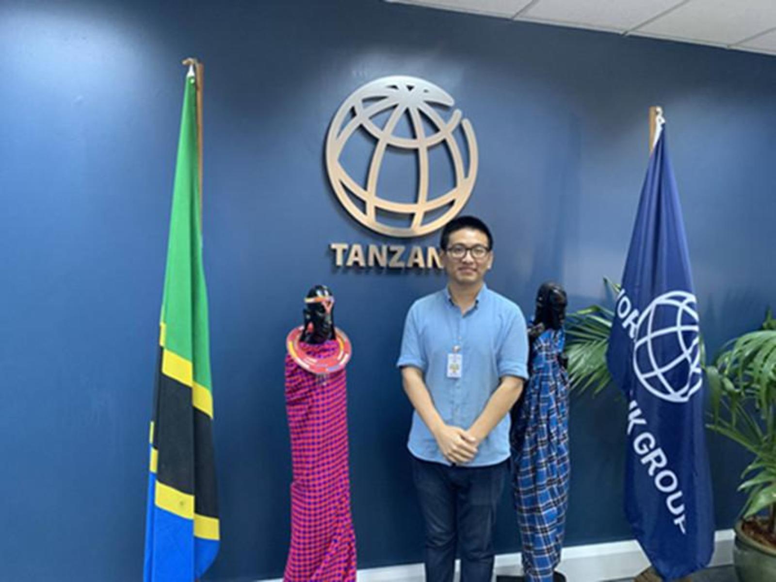 (筑梦丝路•唱响海外的青春之歌)在坦桑尼亚工作11年的90后王超:“一带一路”倡议给我们难得的成长机遇_fororder_2020年5月,王超在达累斯萨拉姆市世界银行驻坦桑尼亚办事处进行项目环境安全社会责任培训。